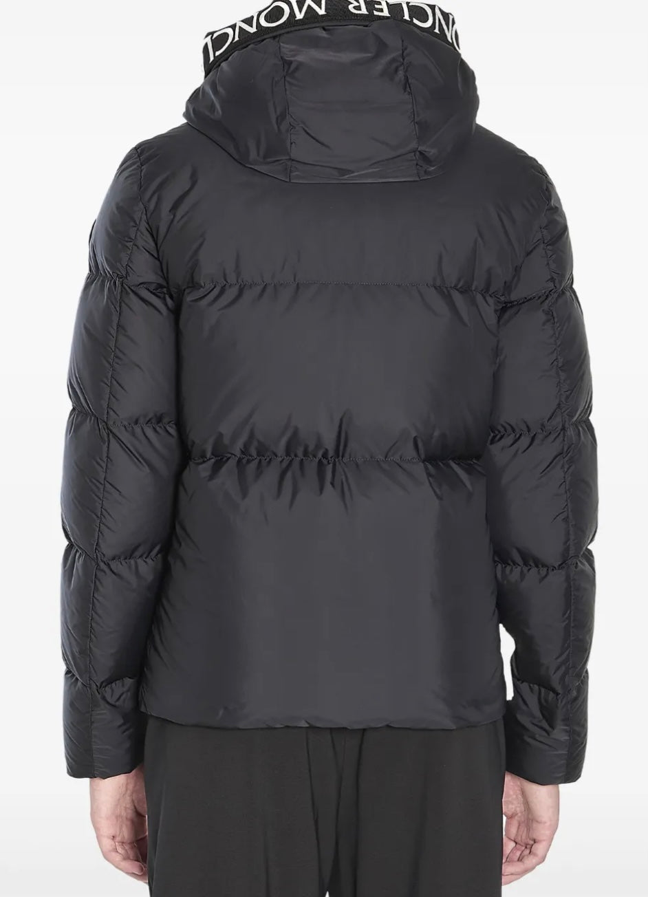 GIUBBINO MONCLER UOMO NERO SCRITTA SUL CAPPUCCIO